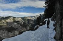 Caminhando na neve ao lado de desfiladeiro no Yosemite National Park, na Califórnia, nos Estados Unidos